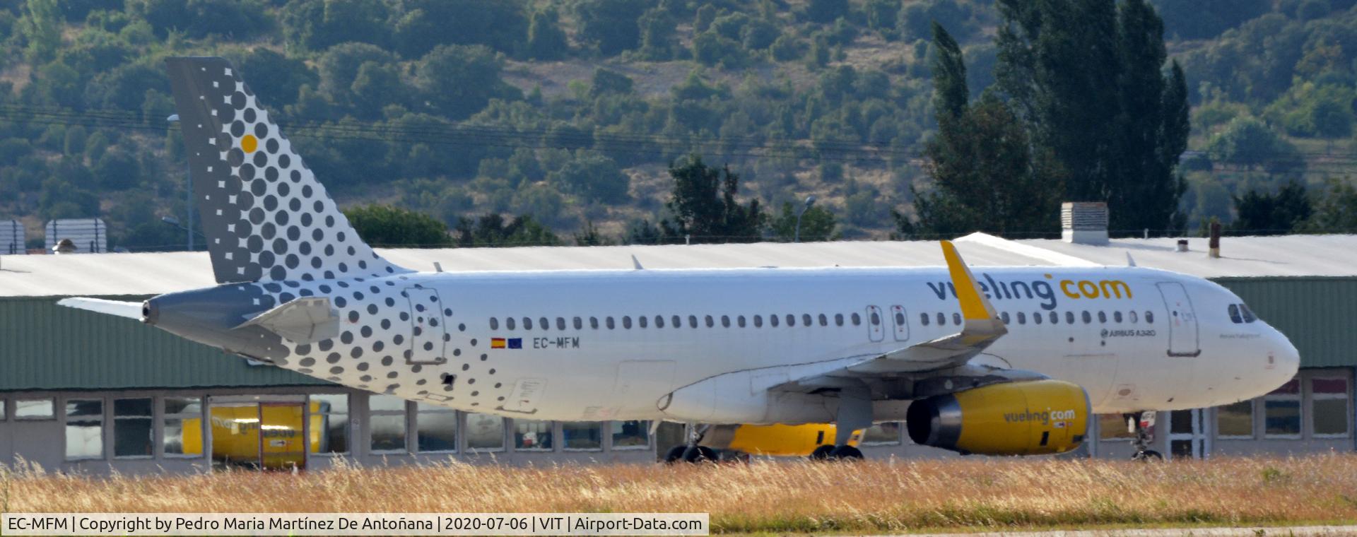 EC-MFM, 2015 Airbus A320-232 C/N 6571, Aeropuerto de Foronda - Vitoria-Gasteiz - Euskadi - España