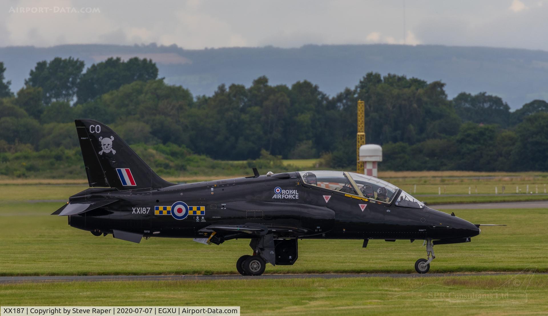 XX187, 1977 Hawker Siddeley Hawk T.1A C/N 034/312034, Late landing back at Linton