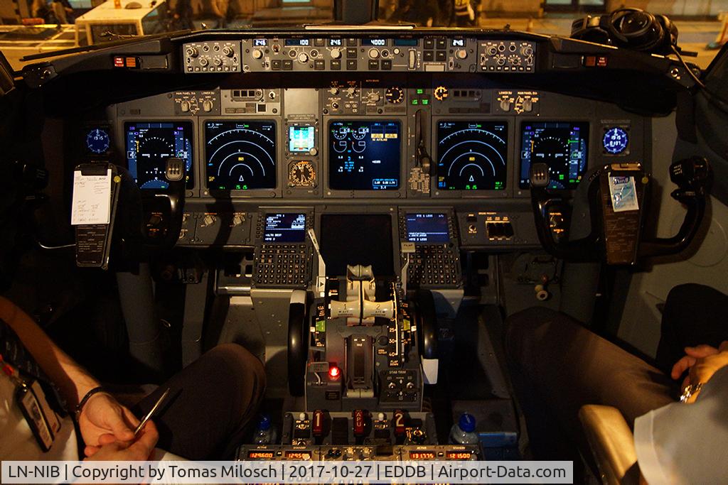 LN-NIB, 2011 Boeing 737-86J C/N 36879, Thanks to the very friendly crew!