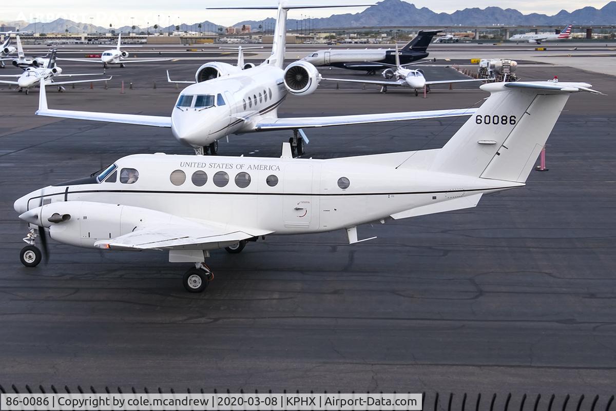 86-0086, 1986 Beechcraft C-12F Huron C/N BP-66, Taxiing out of the FBO PHX