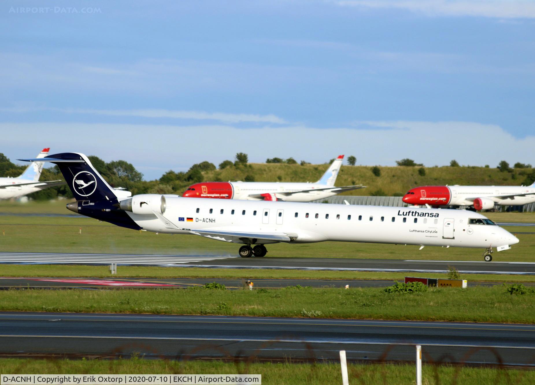D-ACNH, 2009 Bombardier CRJ-900 NG (CL-600-2D24) C/N 15247, Taking off rw 22R
Now in the new c/s.