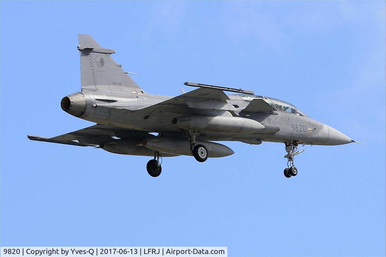 9820, 2005 Saab JAS-39D Gripen C/N 39820, Saab JAS-39D Gripen, On final rwy 08, Landivisiau Naval Air Base (LFRJ) Tiger Meet 2017
