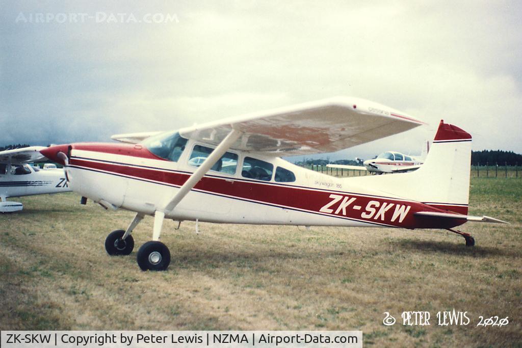 ZK-SKW, Cessna A185F Skywagon 185 C/N 18502701, R J Smith Ltd., Tirau - 2004