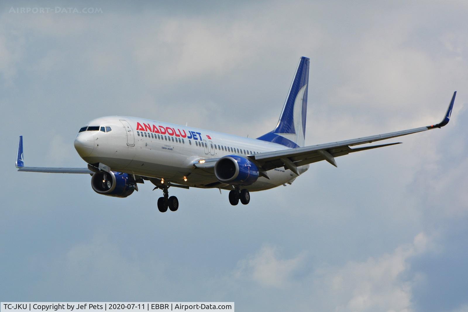 TC-JKU, 2015 Boeing 737-8Q8 C/N 41805, Landing at Brussels Airport.