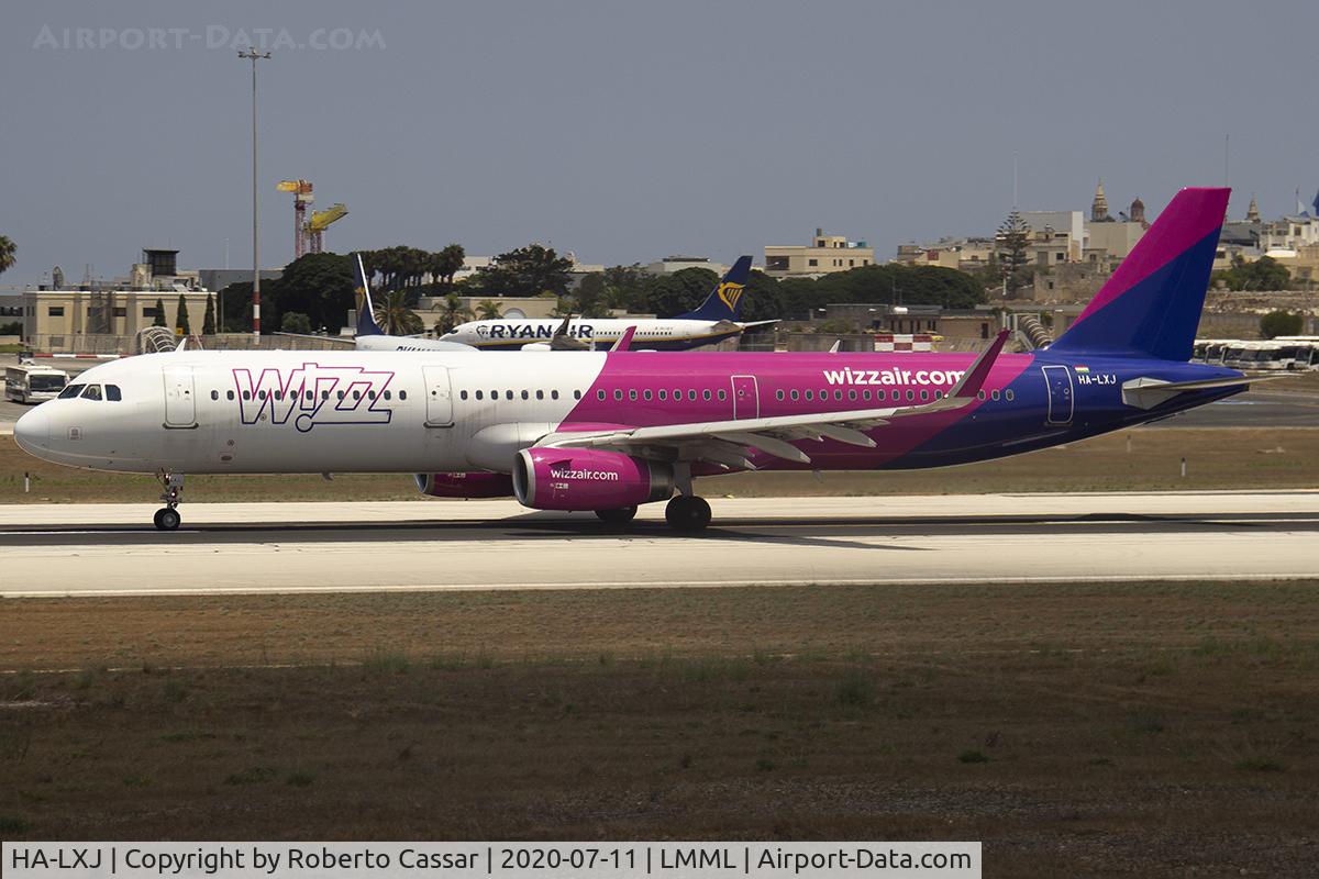 HA-LXJ, 2016 Airbus A321-231 C/N 7316, Runway 31