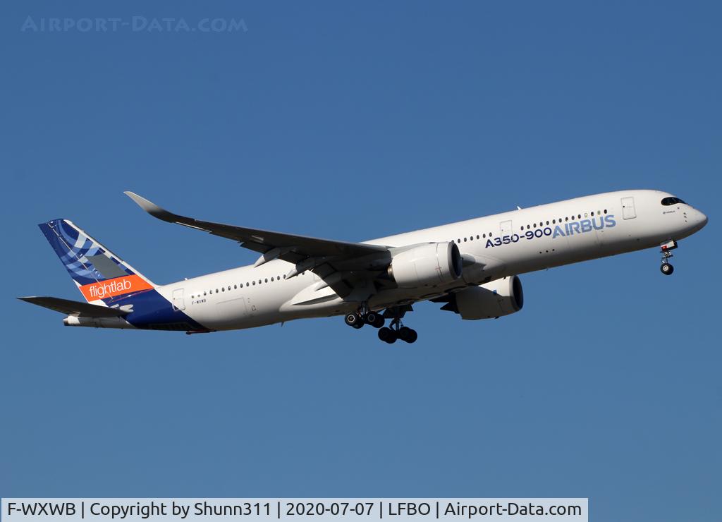 F-WXWB, 2013 Airbus A350-941 C/N 001, C/n 0001 - Additional 'Flightlab' titles on tail...