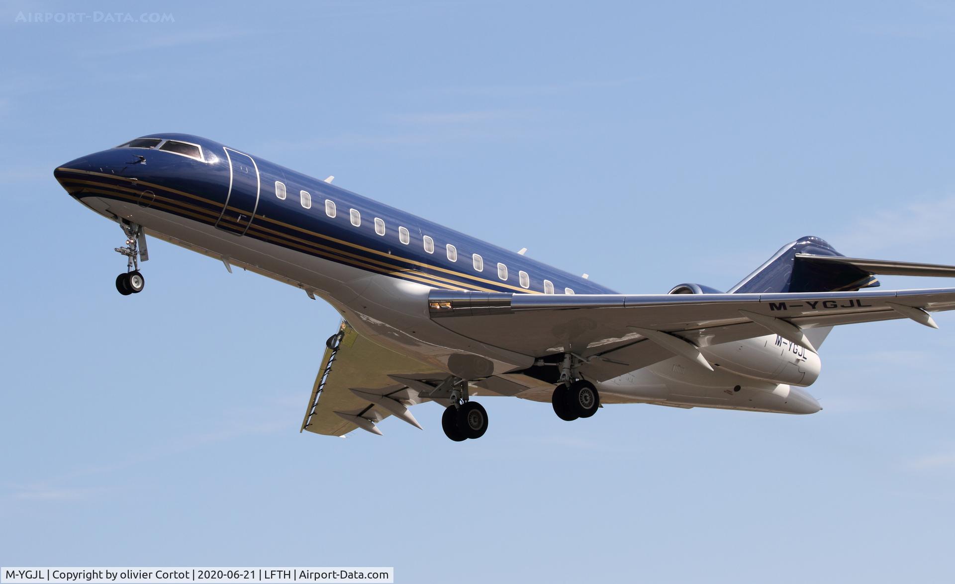 M-YGJL, 1999 Bombardier BD-700-1A10 Global Express C/N 9033, leaving Hyères on a sunday evening