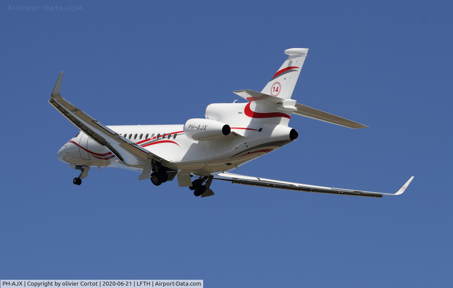 PH-AJX, 2009 Dassault Falcon 7X C/N 102, leaving Hyères, june 2020