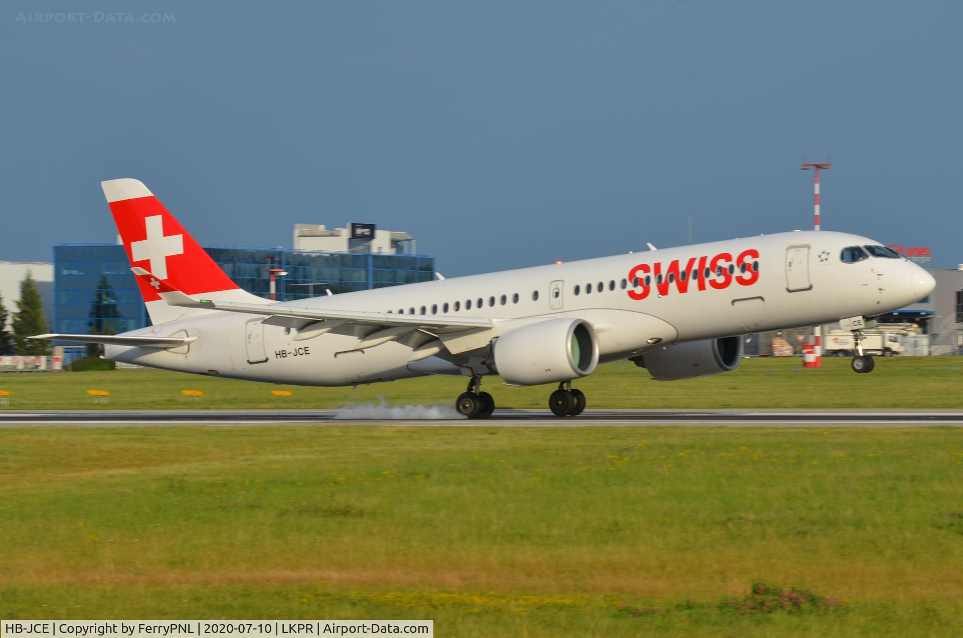 HB-JCE, 2017 Bombardier CSeries CS300 (BD-500-1A11) C/N 55014, Smoking landing of Swiss A223