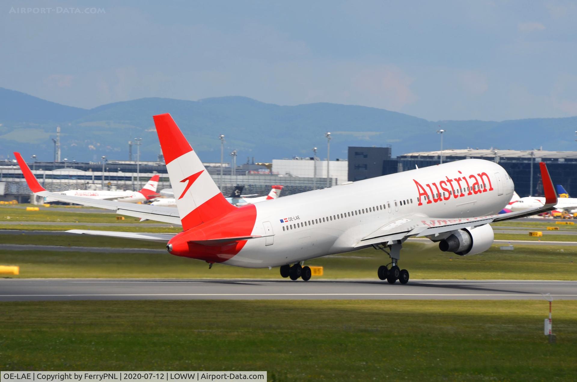 OE-LAE, 2000 Boeing 767-3Z9/ER C/N 30383, Austrian B763 lifting of