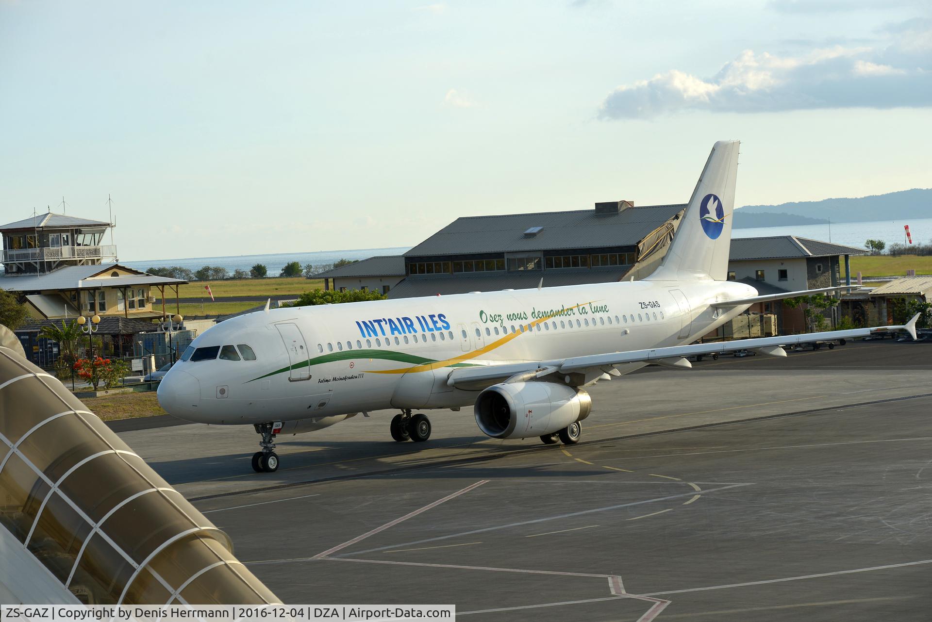 ZS-GAZ, 1989 Airbus A320-231 C/N 081, Very first arrival at Dzaoudzi International airport Mayotte France