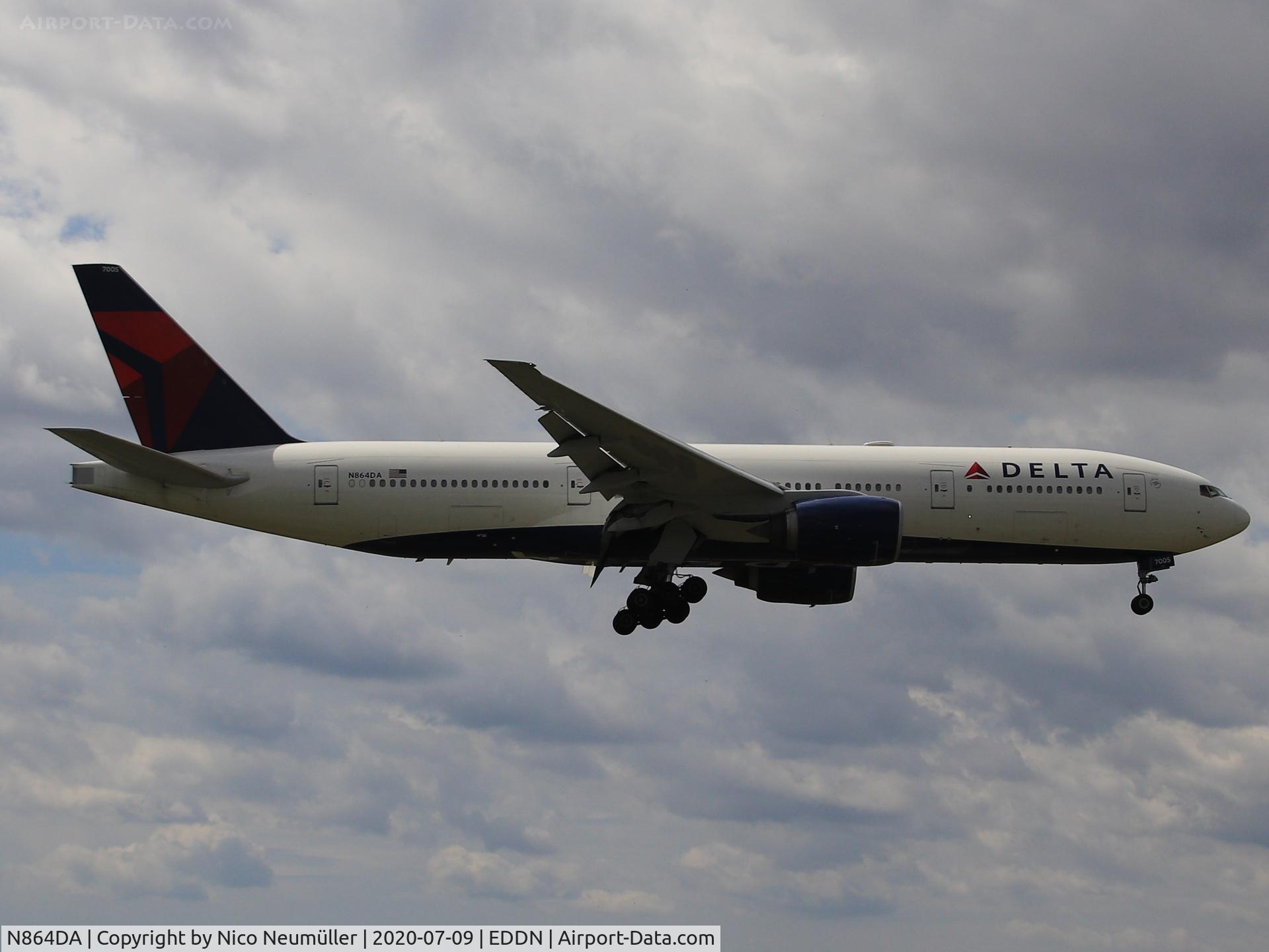 N864DA, 1999 Boeing 777-232 C/N 29736, Delta Airlines 777 (US Army charter flight)  is landing in NUE