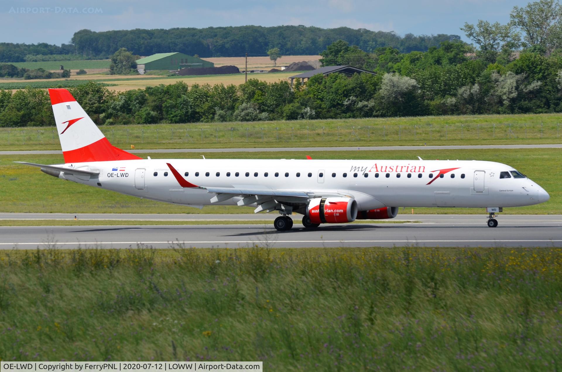 OE-LWD, 2011 Embraer 195LR (ERJ-190-200LR) C/N 19000411, Austrian ERJ195 applying reverse thrust