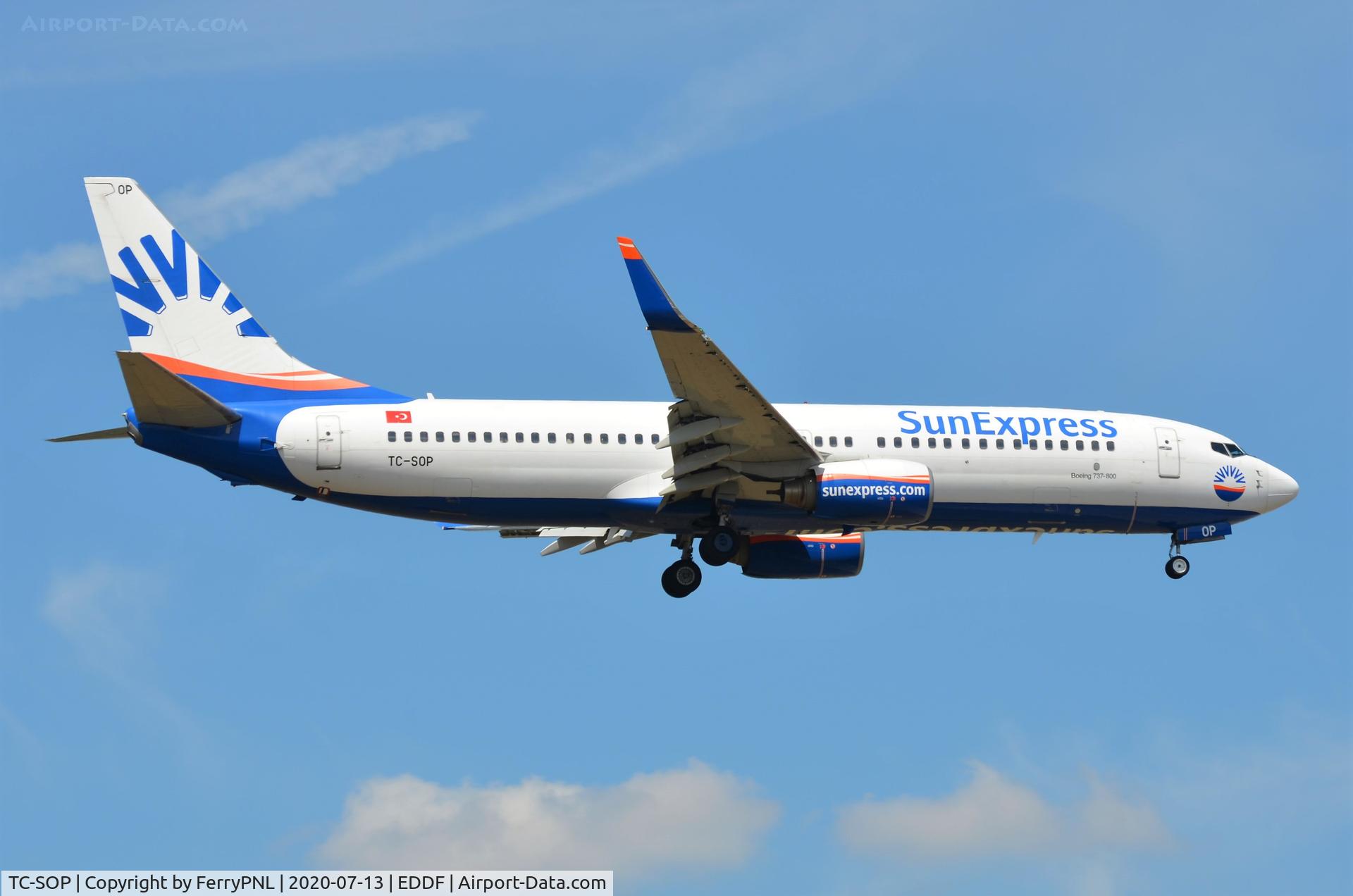 TC-SOP, 2004 Boeing 737-8AS C/N 33562, SunExpress B738 landing