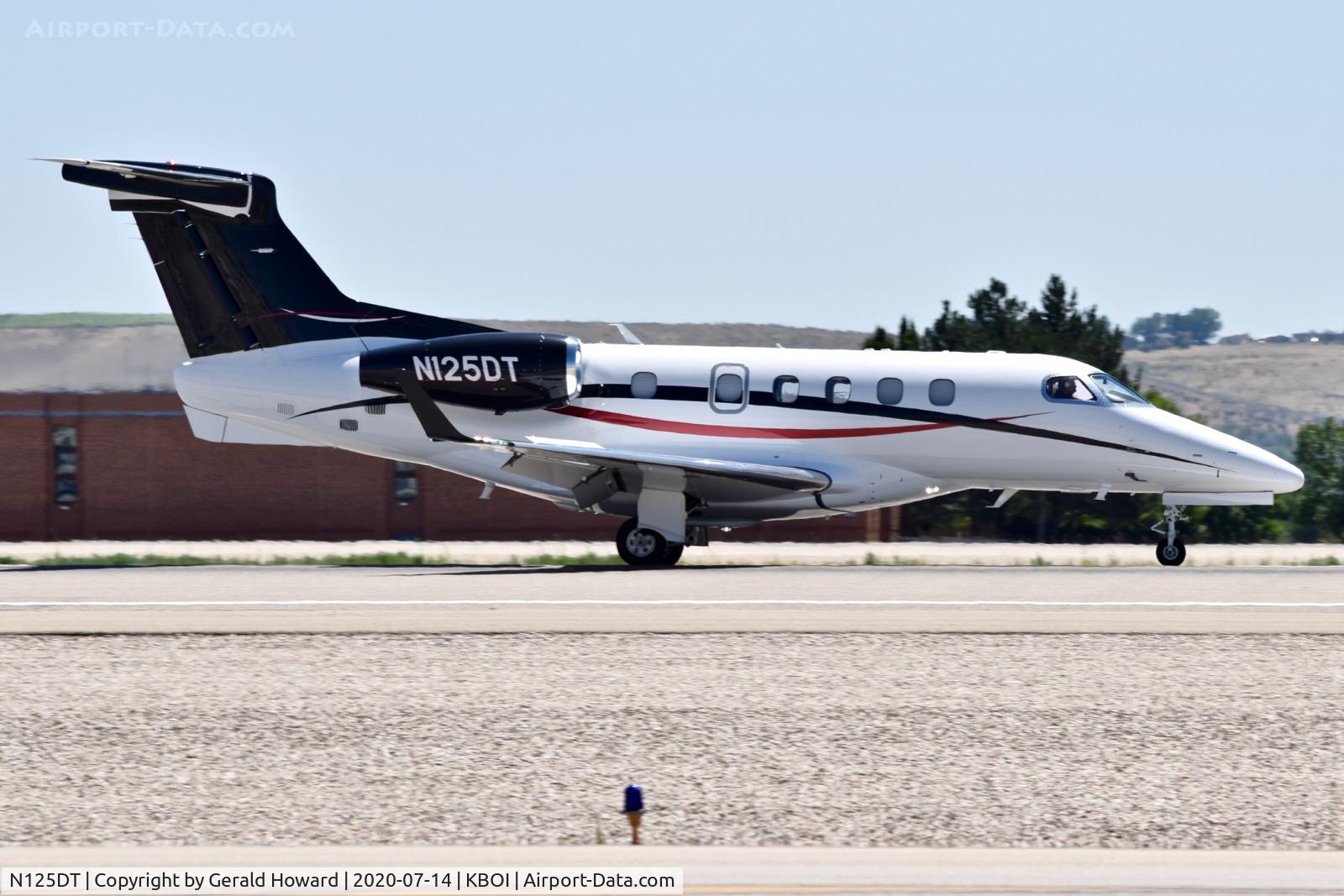 N125DT, 2017 Embraer EMB-505 Phenom 300 C/N 50500416, Landing roll out on RWY 28R.