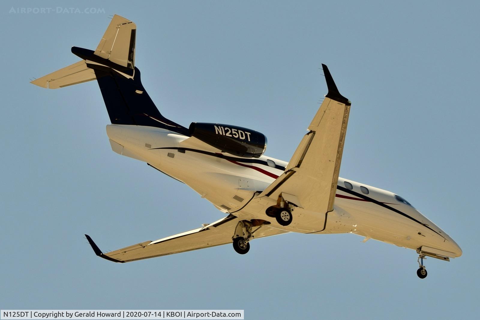 N125DT, 2017 Embraer EMB-505 Phenom 300 C/N 50500416, Landing 28R.
