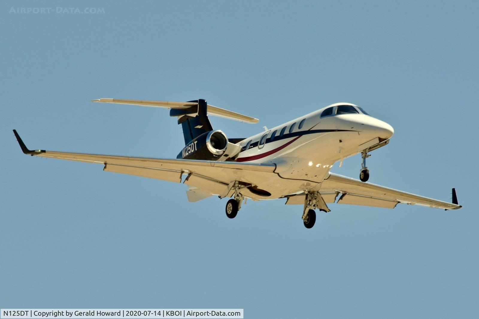 N125DT, 2017 Embraer EMB-505 Phenom 300 C/N 50500416, Landing 28R.