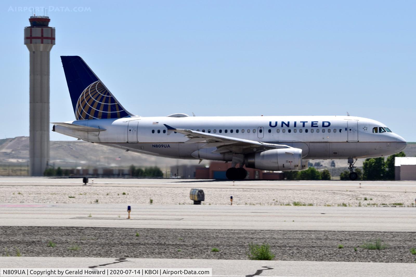 N809UA, 1998 Airbus A319-131 C/N 825, Take off run on 28R.