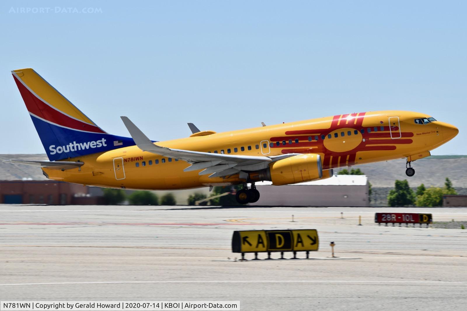 N781WN, 2000 Boeing 737-7H4 C/N 30601, Take off on 28R.