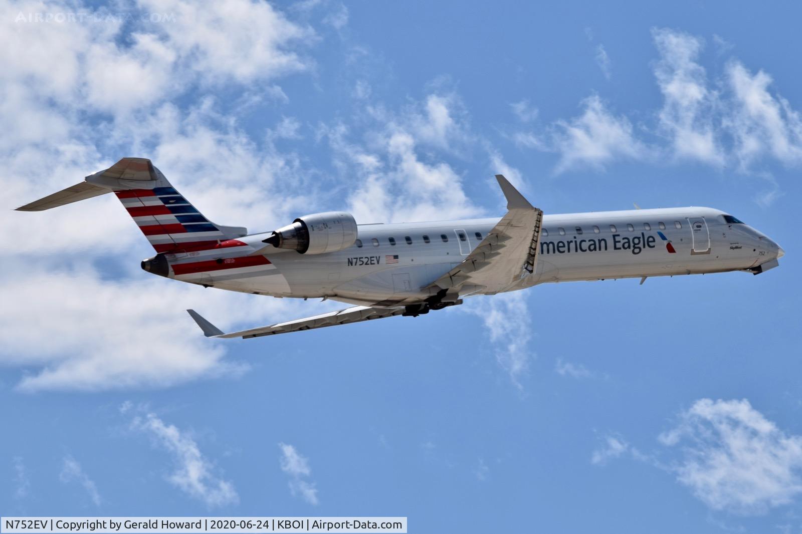 N752EV, Bombardier CRJ-701 (CL-600-2C10) Regional Jet C/N 10166, Take off from 28R.