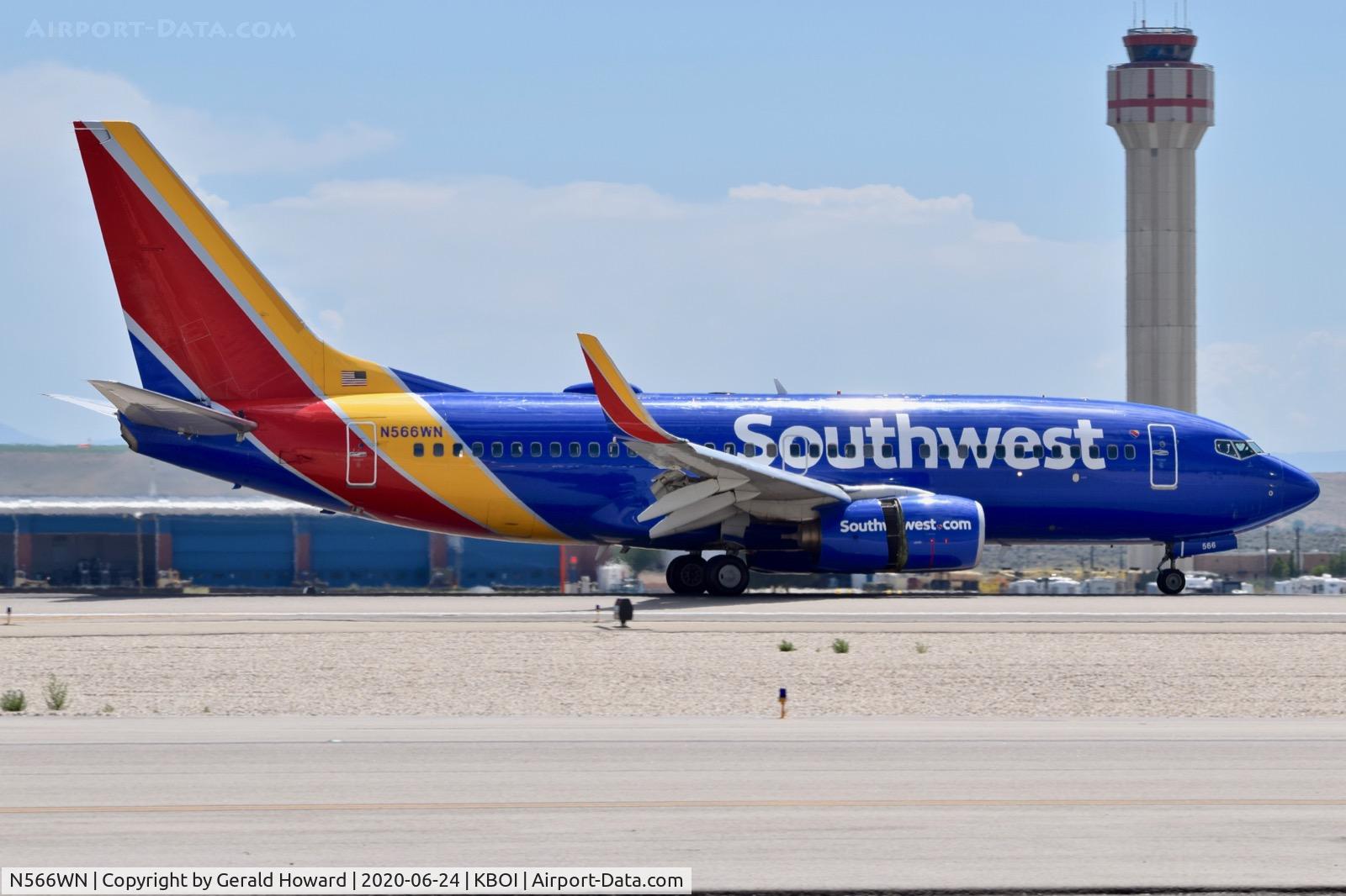N566WN, 2002 Boeing 737-7CT C/N 32753, Landing roll out on 28R.