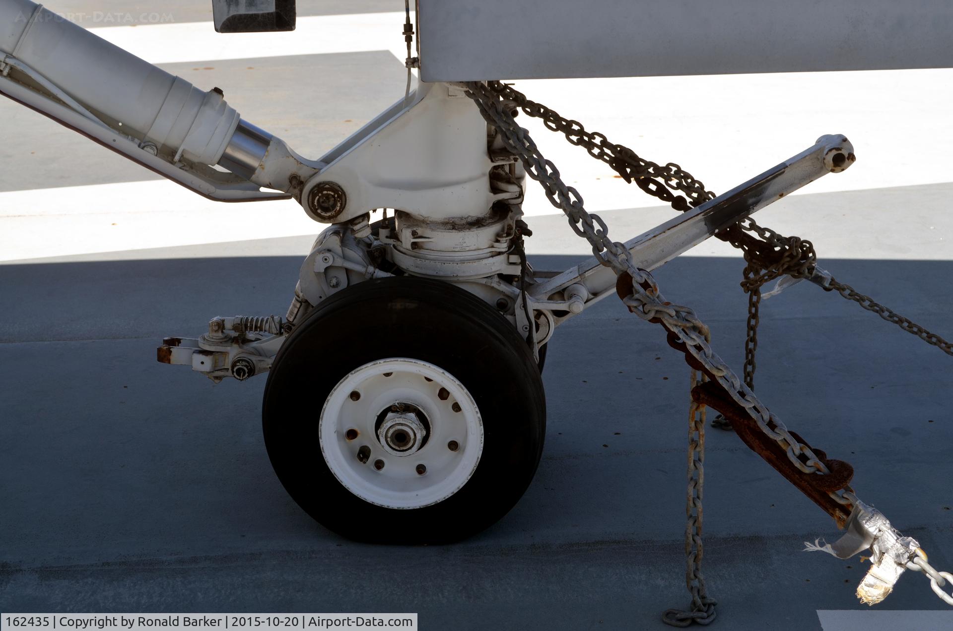 162435, McDonnell Douglas F/A-18A Hornet C/N 0278/A224, Nose gear F/A-18A  USS Yorktown  Patriots Point