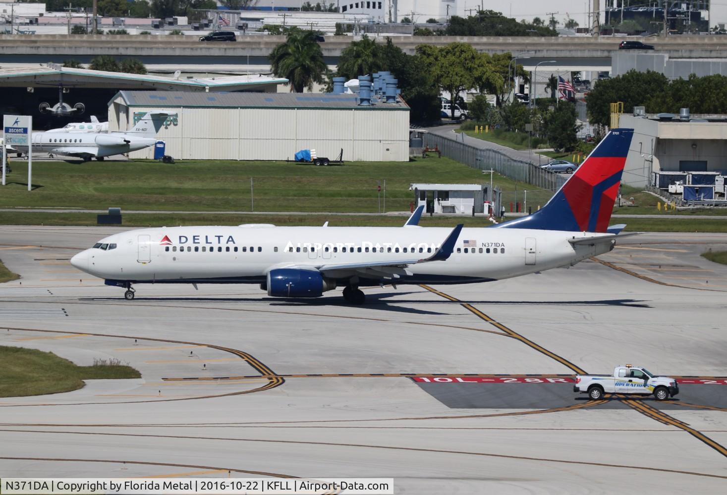 N371DA, 1998 Boeing 737-832 C/N 29619, FLL 2016