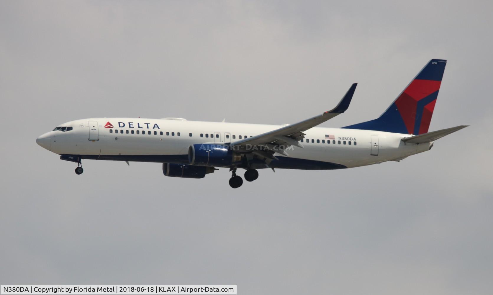 N380DA, 1999 Boeing 737-832 C/N 30266, LAX 2018