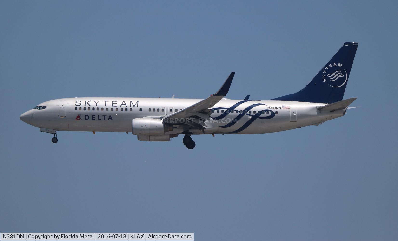 N381DN, 1999 Boeing 737-832 C/N 30350, LAX 2016