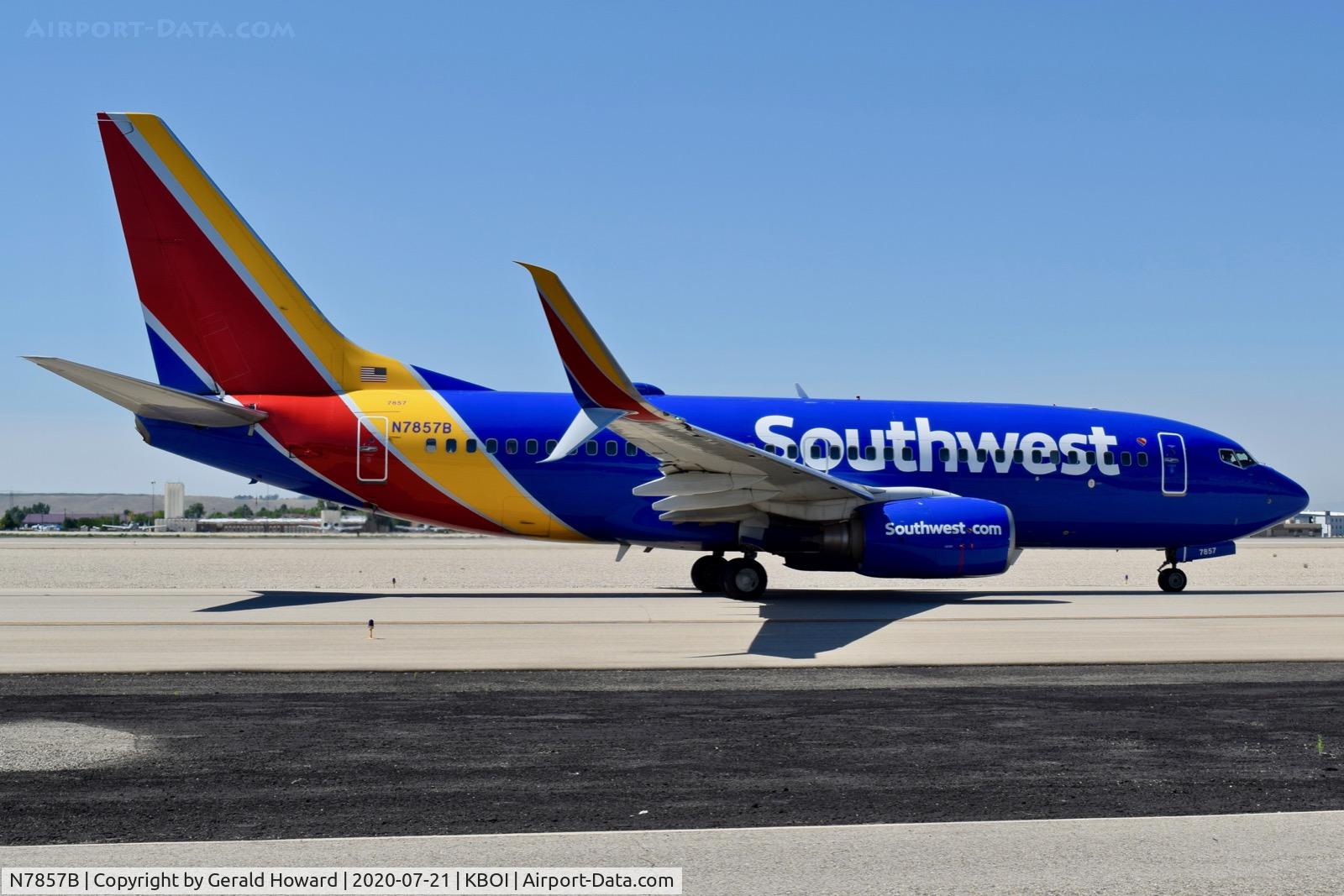 N7857B, 2005 Boeing 737-79P C/N 29358, Taxiing on Alpha.