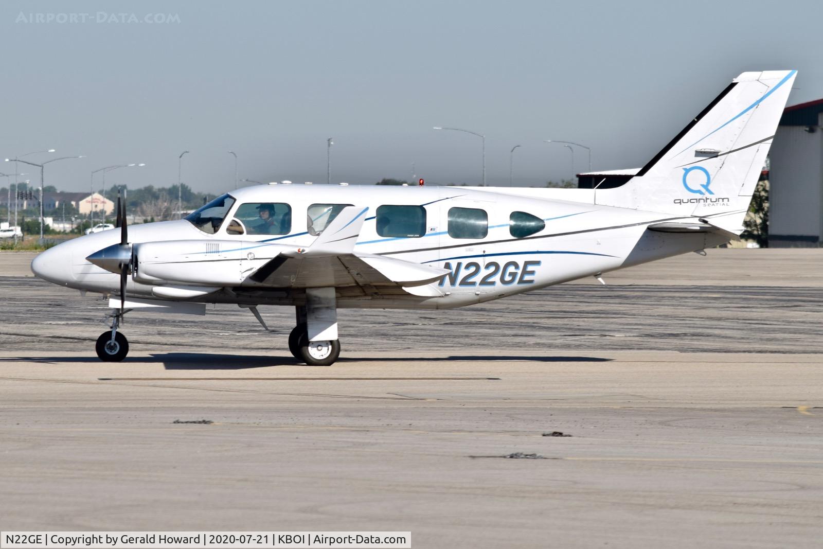 N22GE, 1977 Piper PA-31-325 Navajo C/R C/N 31-7712091, Taxiing off north GA ramp.