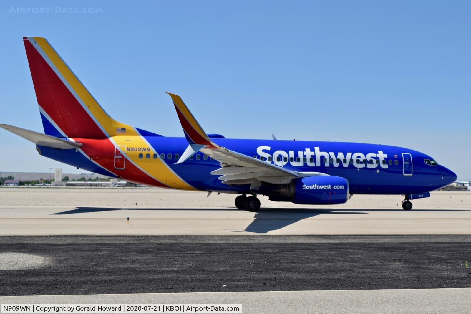 N909WN, 2008 Boeing 737-7H4 C/N 32458, Taxiing on Alpha.