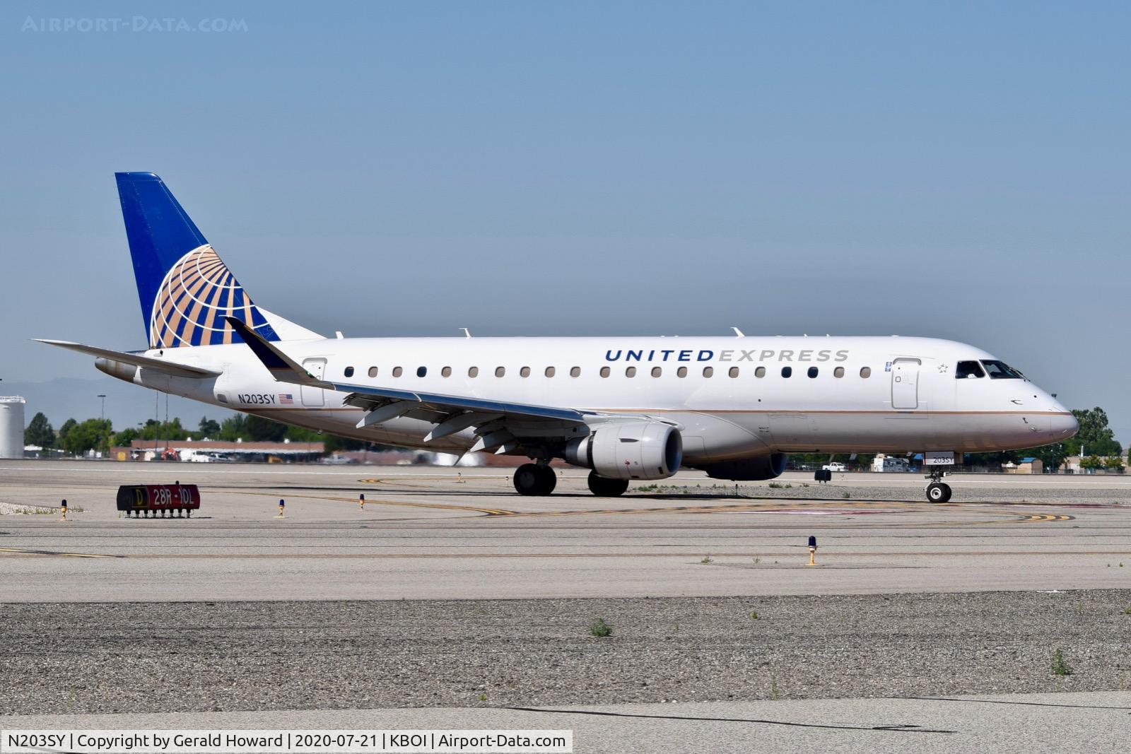 N203SY, 2016 Embraer 175LR (ERJ-170-200LR) C/N 17000625, Taxiing to the gate.
