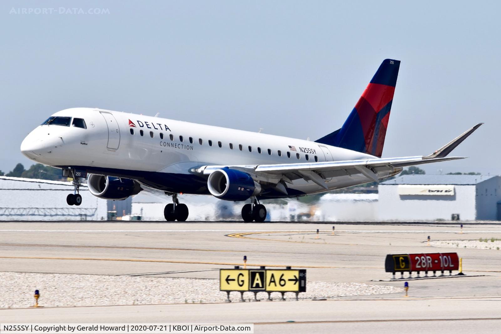 N255SY, 2016 Embraer 175LR (ERJ-170-200LR) C/N 17000622, Landing 10L.