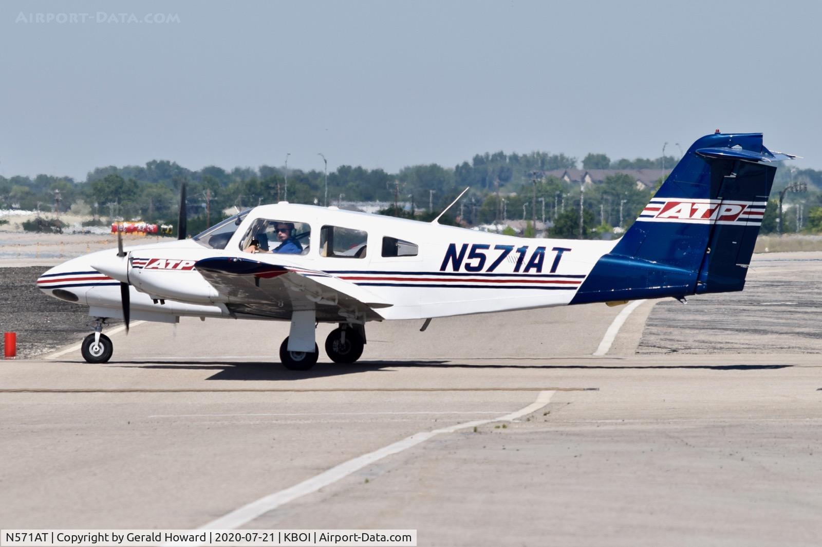 N571AT, 2005 Piper PA-44-180 Seminole C/N 4496193, Taxi from parking.