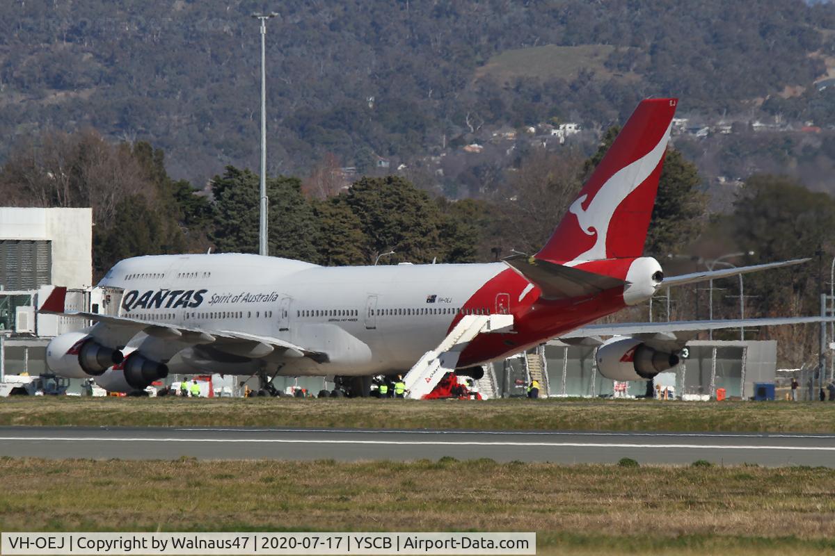 VH-OEJ, 2003 Boeing 747-438/ER C/N 32914, Qantas B747-438 VH-OEJ Cn 32914 docked at Canberra International Airport YSCB Gate 5 on 17Jul2020 (with mobile stairs in use), before departing for the last ever Qantas Boeing 747 Passenger Flight.