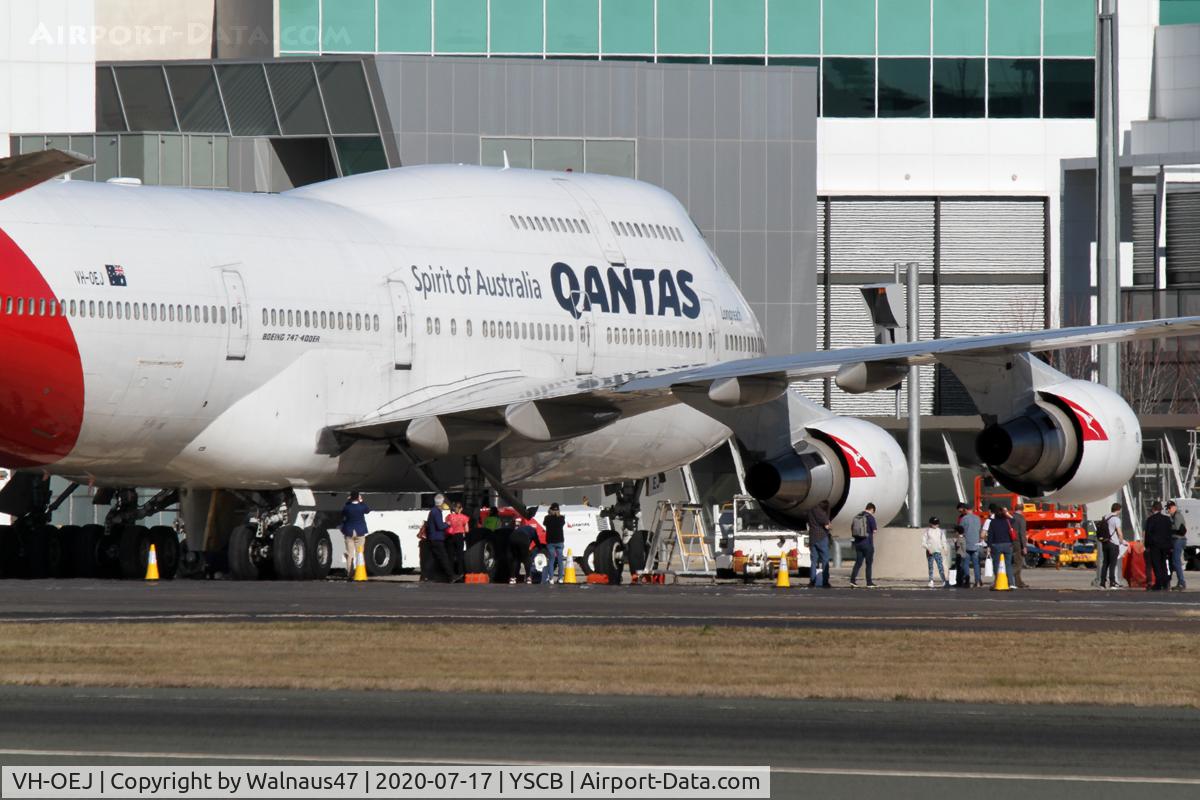 VH-OEJ, 2003 Boeing 747-438/ER C/N 32914, Qantas B747-438 VH-OEJ Cn 32914 docked at Canberra International Airport YSCB on 17Jul2020 – after the last ever Qantas Boeing 747 Passenger Flight. The aircraft flew from Kosciuszko NP before orbiting Canberra and returning to YSCB. Close-cropped view.