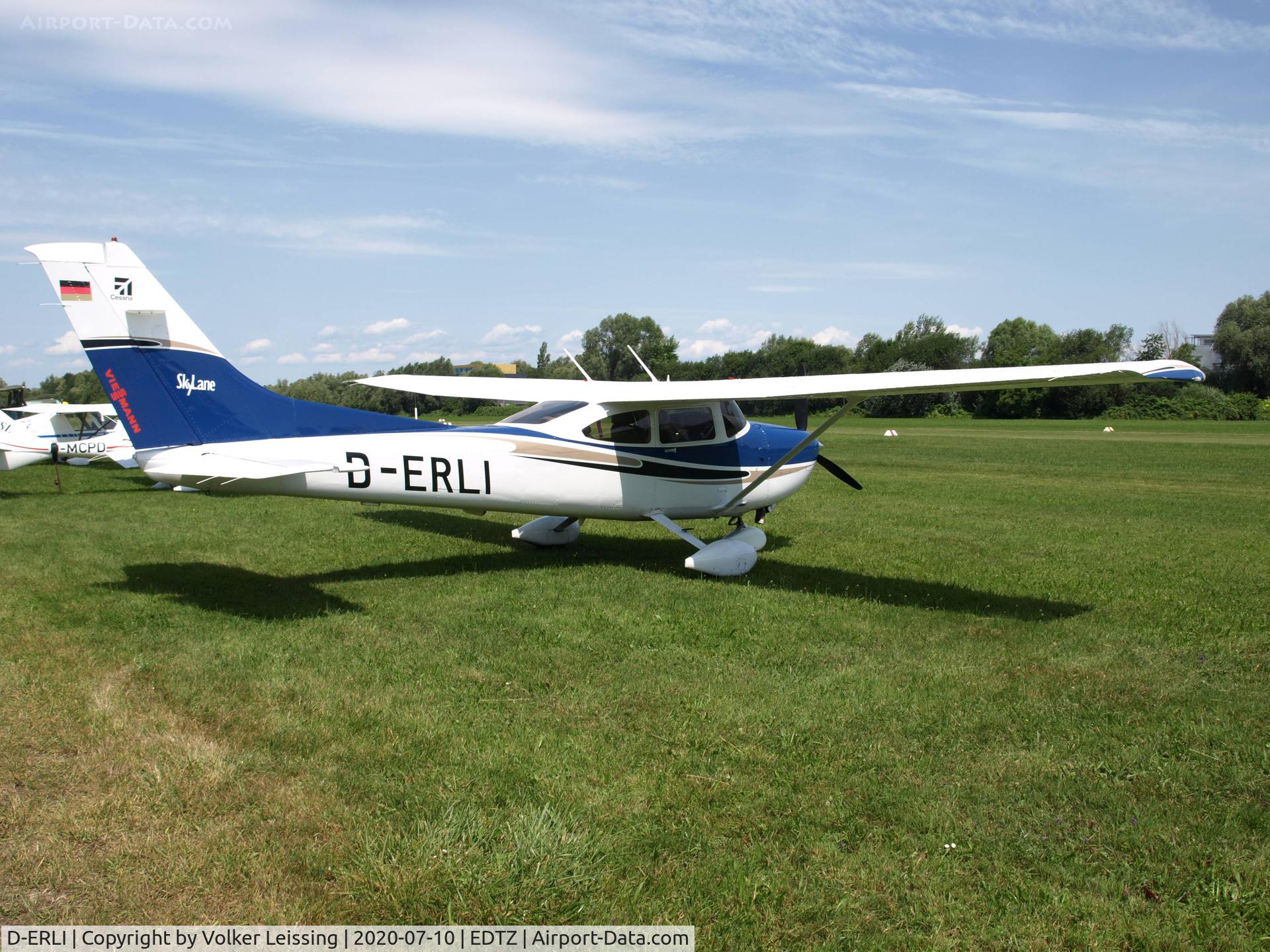 D-ERLI, 2004 Cessna 182T Skylane C/N 18281307, parking