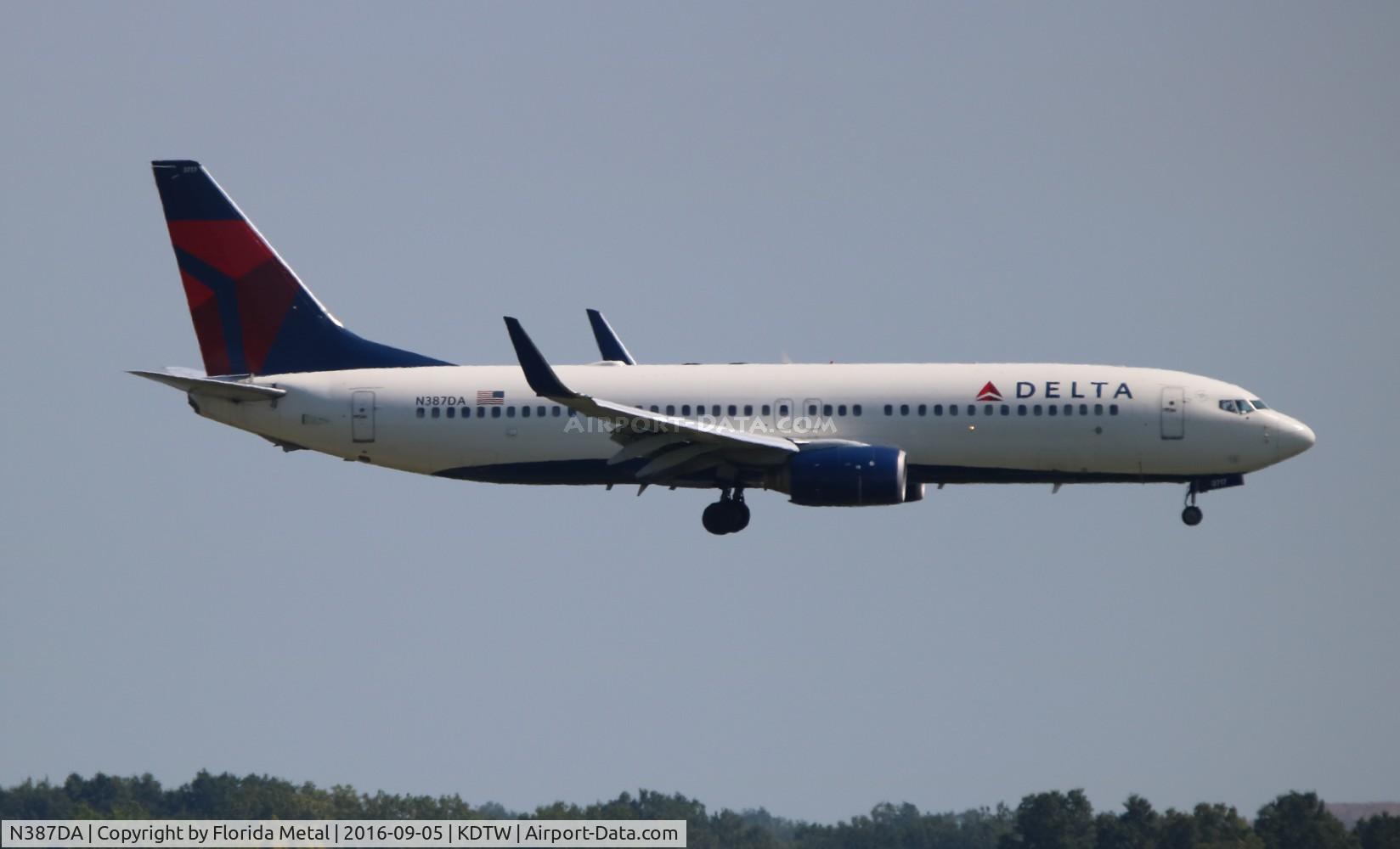 N387DA, 2000 Boeing 737-832 C/N 30374, DTW 2016