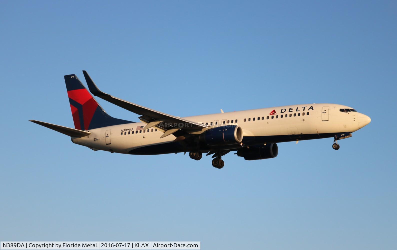 N389DA, 2000 Boeing 737-832 C/N 30376, LAX 2016