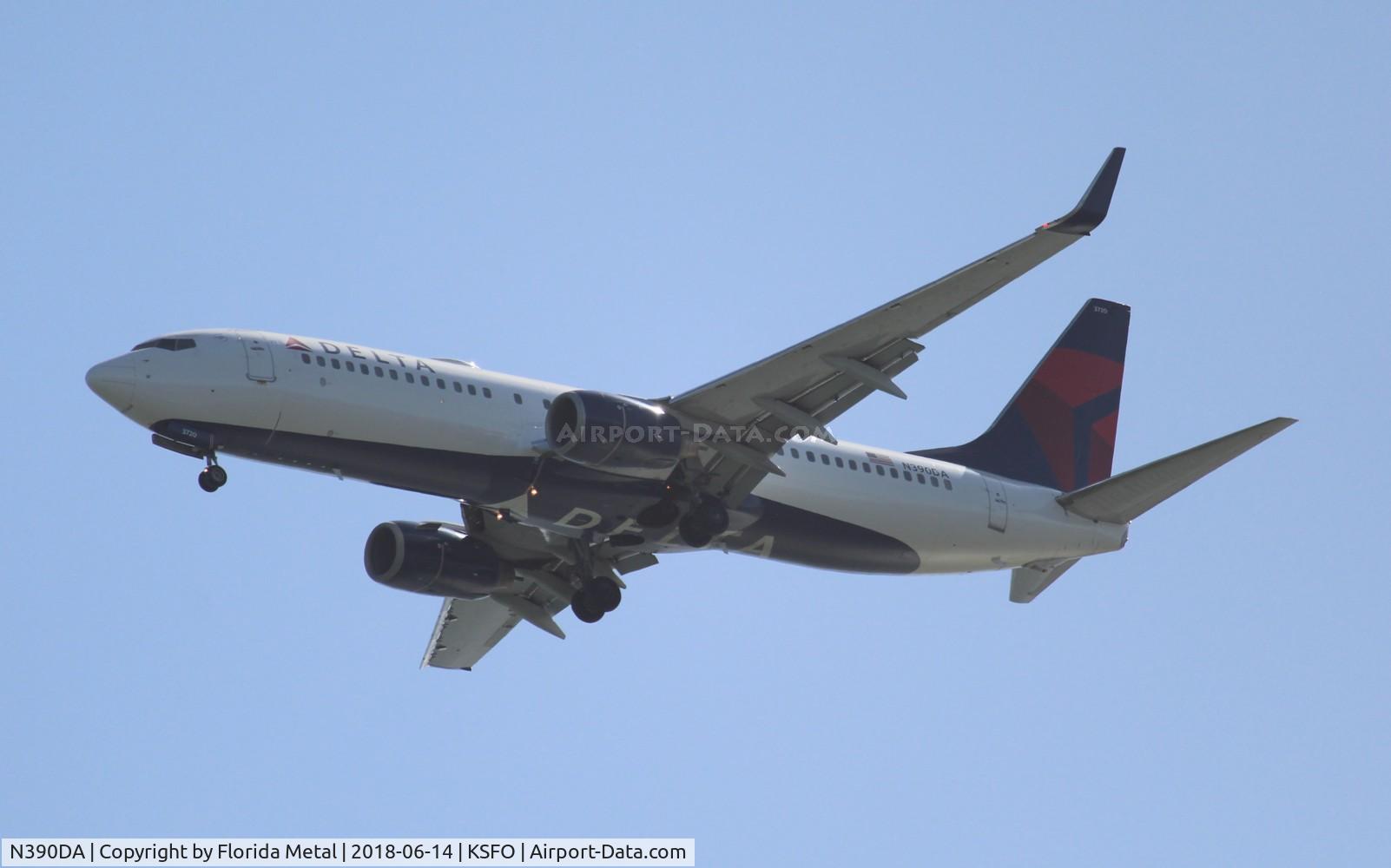N390DA, 2000 Boeing 737-832 C/N 30536, SFO 2018