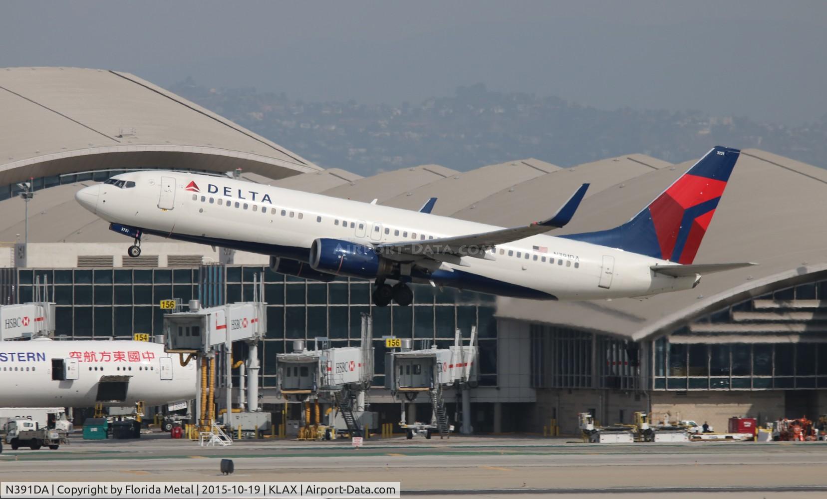 N391DA, 2000 Boeing 737-832 C/N 30560, LAX 2015