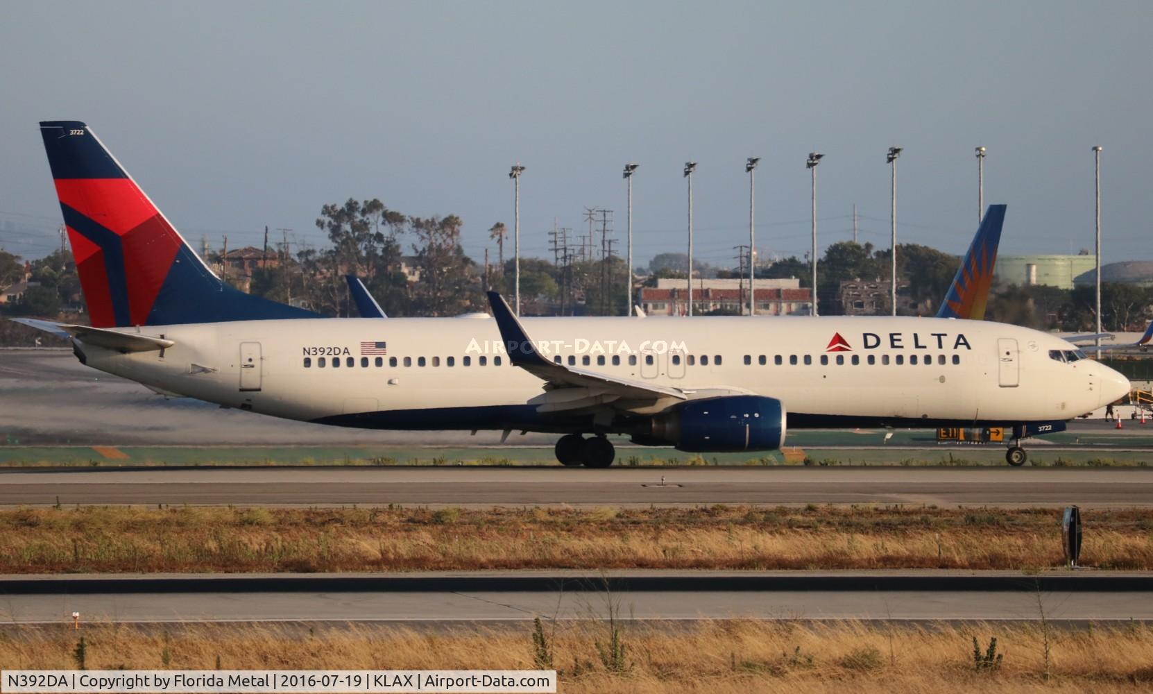 N392DA, 2000 Boeing 737-832 C/N 30561, LAX 2016
