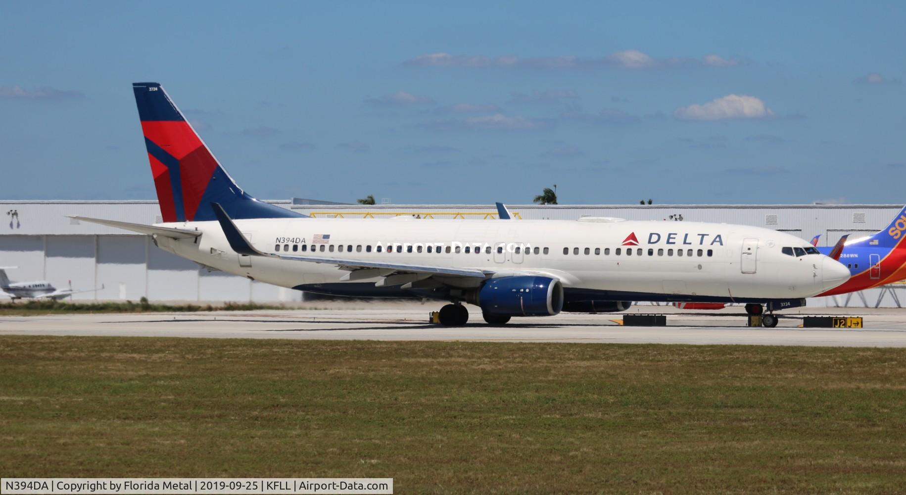 N394DA, 2000 Boeing 737-832 C/N 30562, FLL 2019