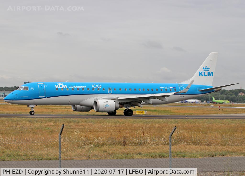 PH-EZD, 2009 Embraer 190LR (ERJ-190-100LR) C/N 19000279, Taxiing to the Terminal... Additional '100' titles... new c/s