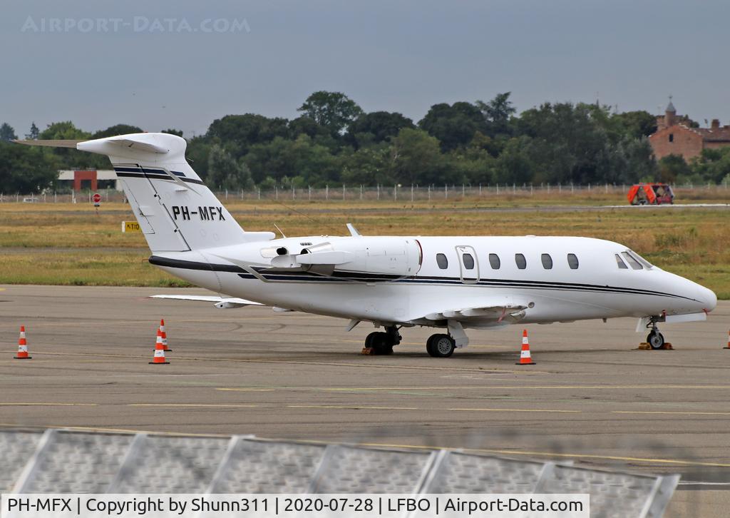 PH-MFX, 1994 Cessna 650 Citation VI C/N 650-0240, Parked at the General Aviation area...