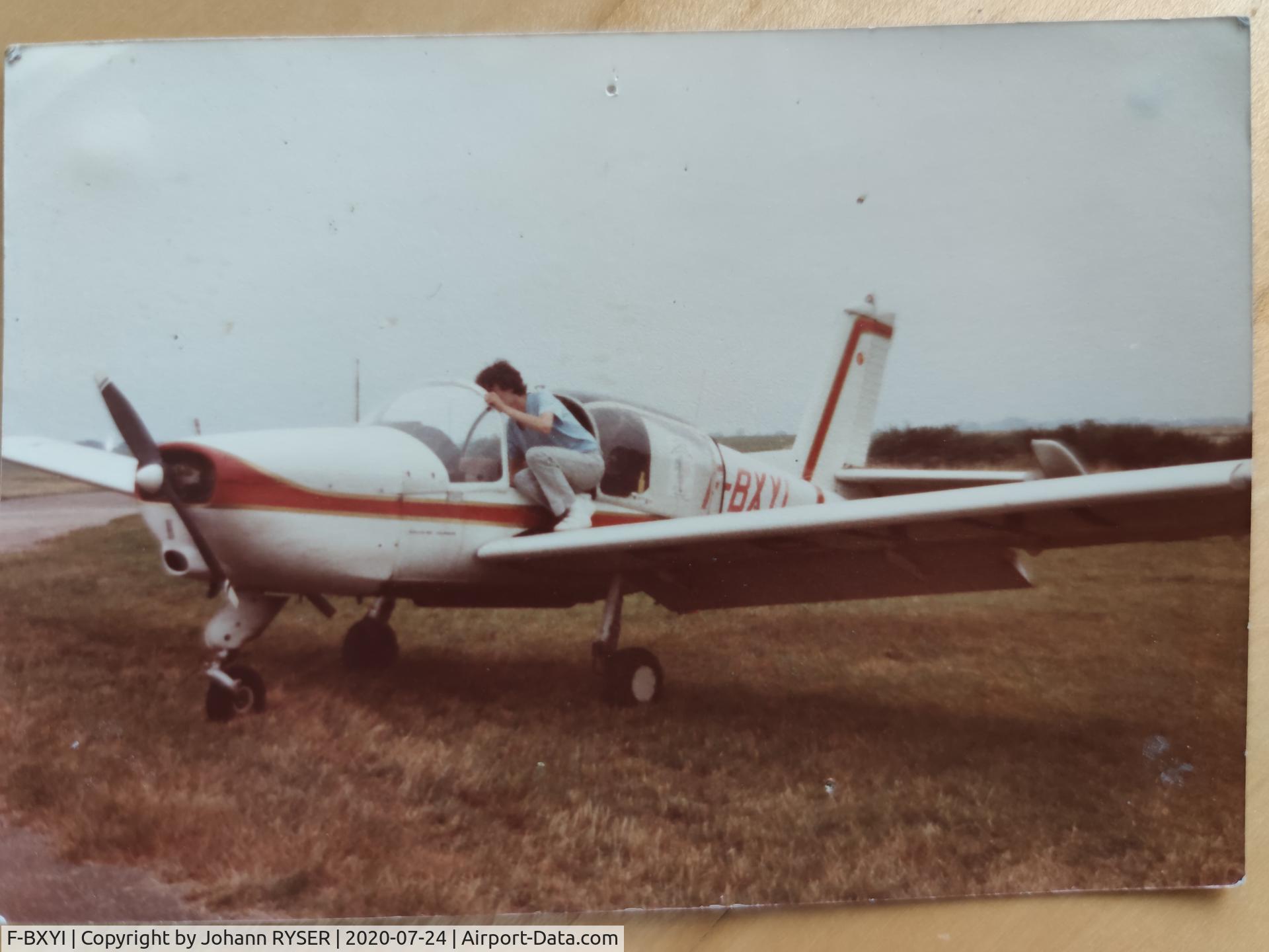 F-BXYI, Socata MS.880 Rallye Club C/N 2721, Johann RYSER à la pré-vol, en 1984 ou 85 de mémoire, un régal ce rallye ! contact@adgency.online
