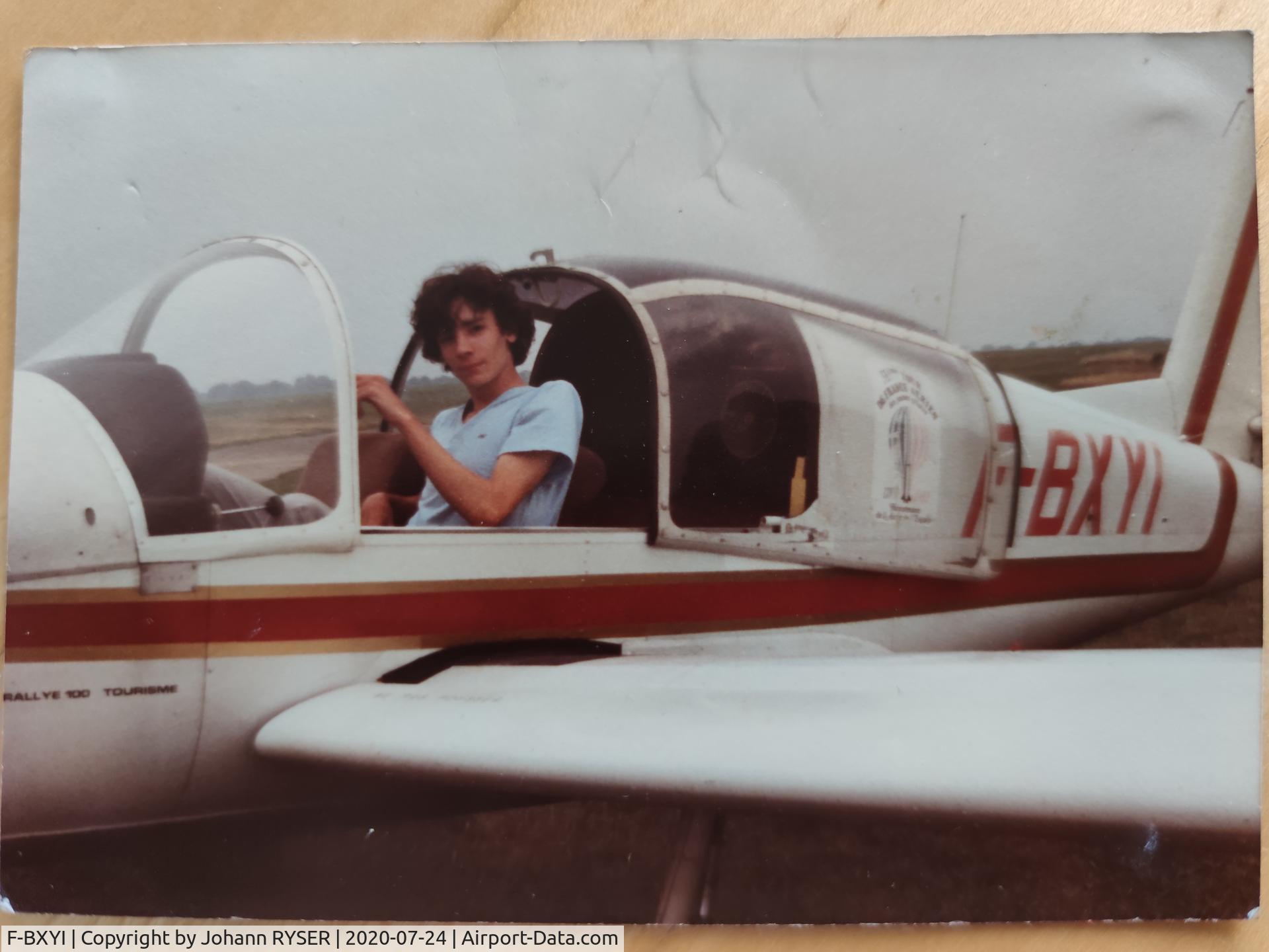 F-BXYI, Socata MS.880 Rallye Club C/N 2721, Johann RYSER à la pré-vol, en 1984 ou 85 de mémoire, un régal ce rallye ! contact@adgency.online
Lâché après 1h30 en double commandes, validé CDB pour partir seul avec le terrain en vue. Le rêve pour moi. Michel RESTOUT mon instructeur sur cet avion à l'