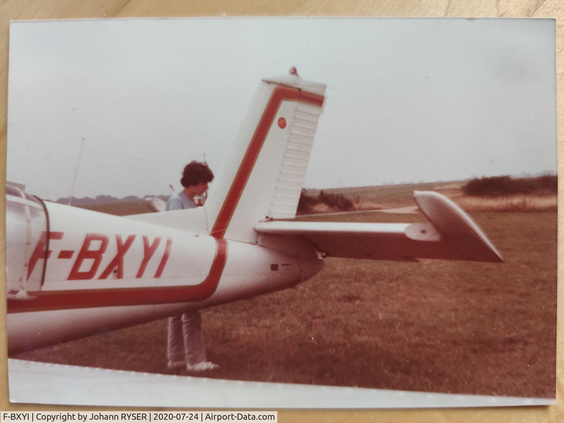 F-BXYI, Socata MS.880 Rallye Club C/N 2721, Johann RYSER à la pré-vol, en 1984 ou 85 de mémoire, un régal ce rallye ! contact@adgency.online
Lâché après 1h30 en double commandes, validé CDB pour partir seul avec le terrain en vue. Le rêve pour moi. Michel RESTOUT mon instructeur sur cet avion.