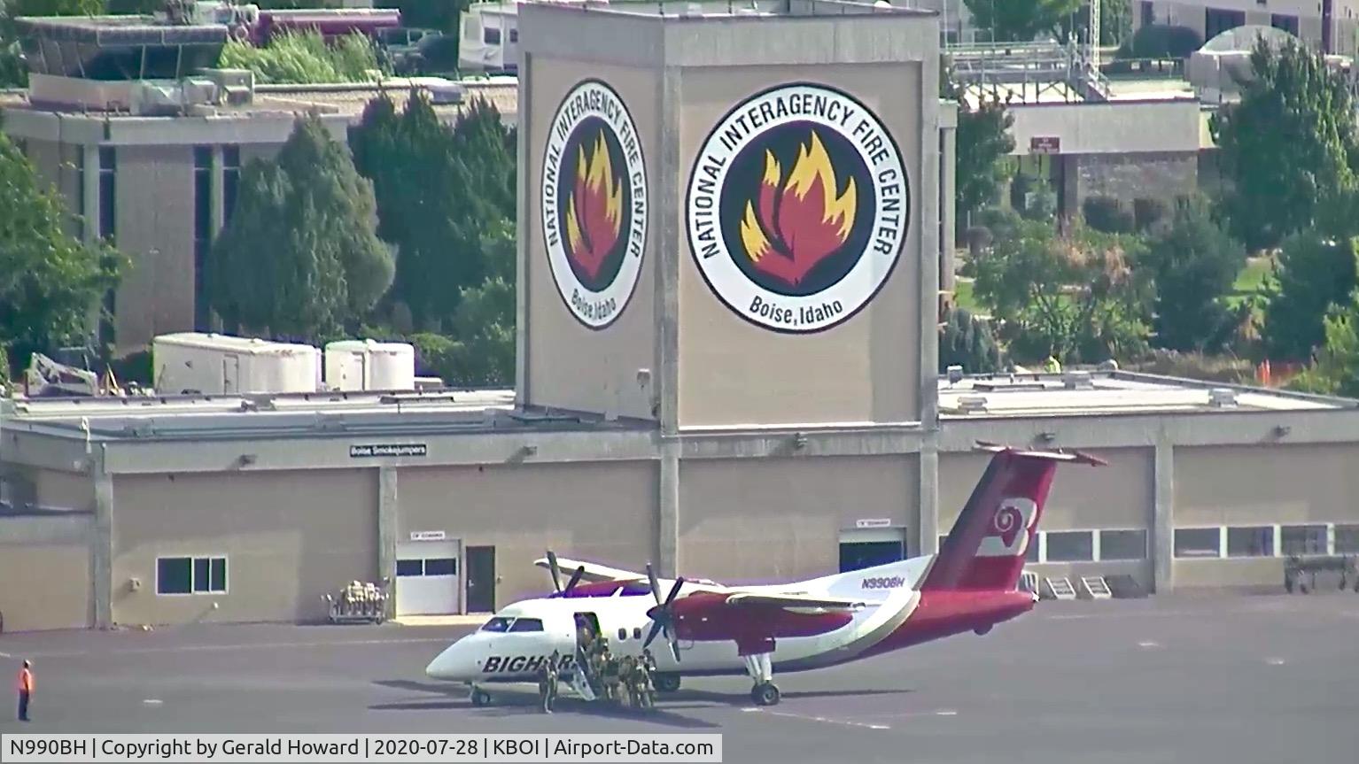 N990BH, 1991 Boeing od Canada / DeHav DIV DHC-8-106 C/N 265, Loading 12 smoke jumpers on the NIFC ramp.